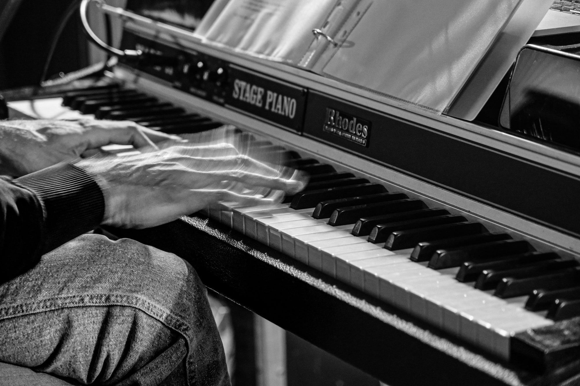Hände auf den Tasten eines Rhodes Stage Piano