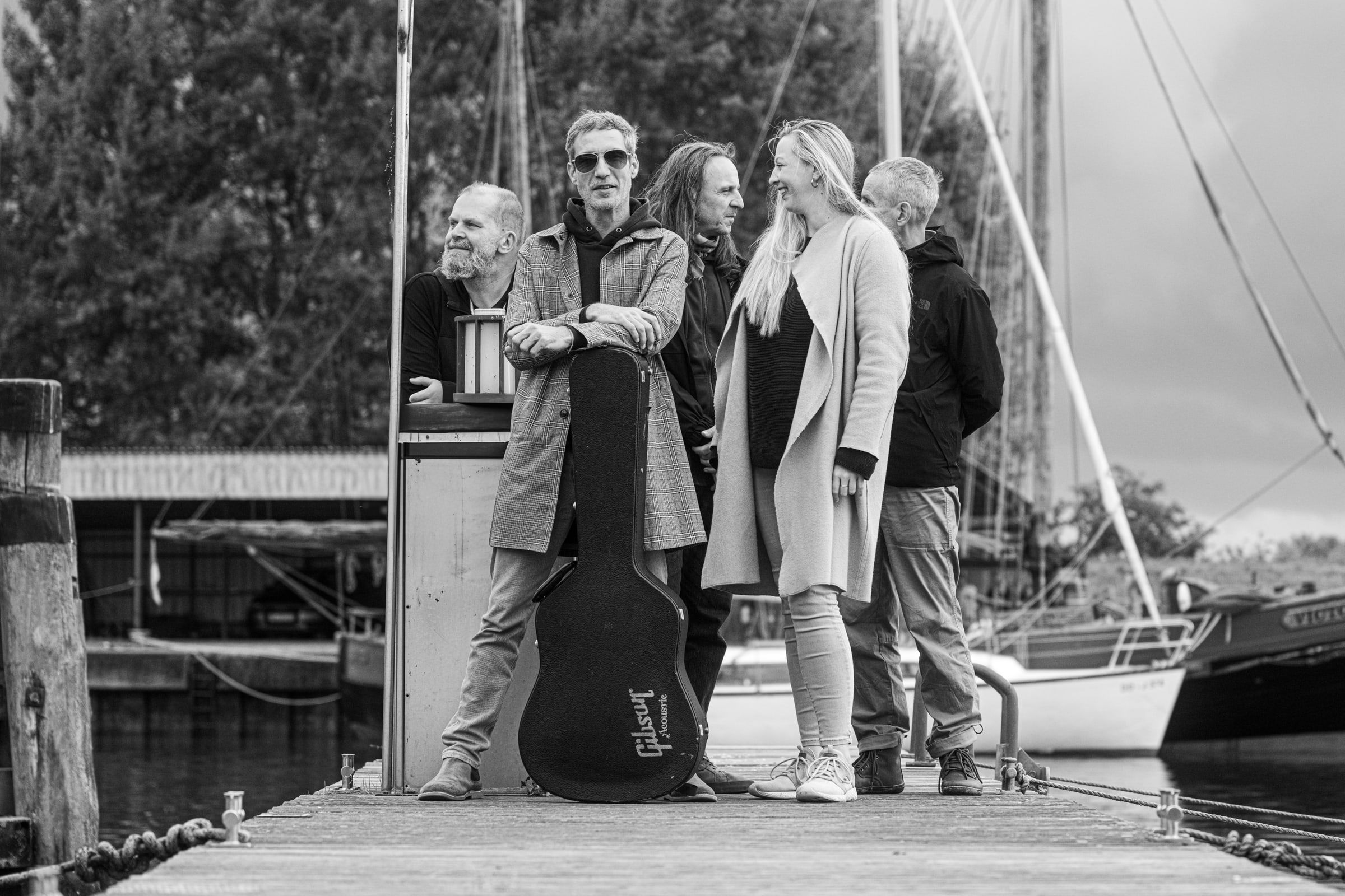 Die Band auf einem Bootssteg zwischen Segelbooten